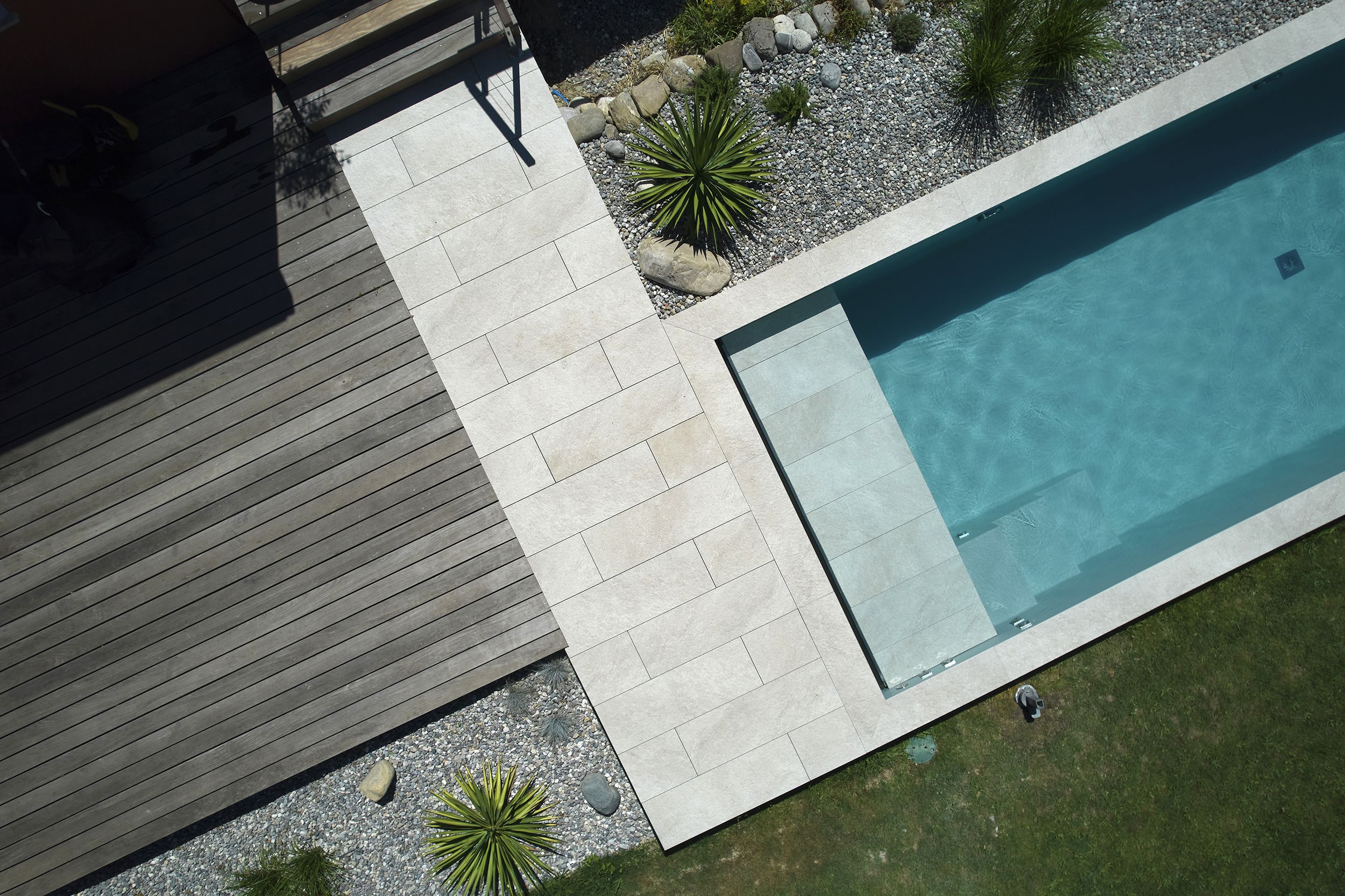 Piscine avec plage travertin
