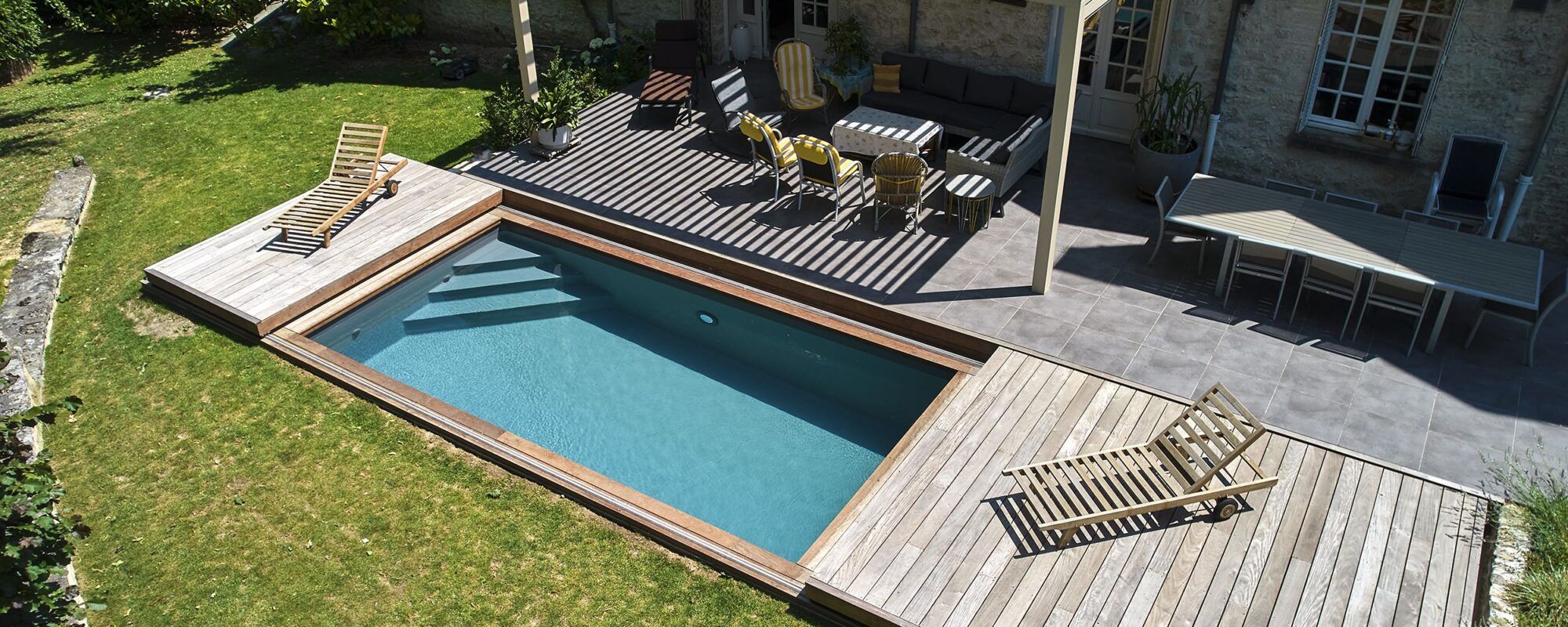 Piscine avec terrasse mobile