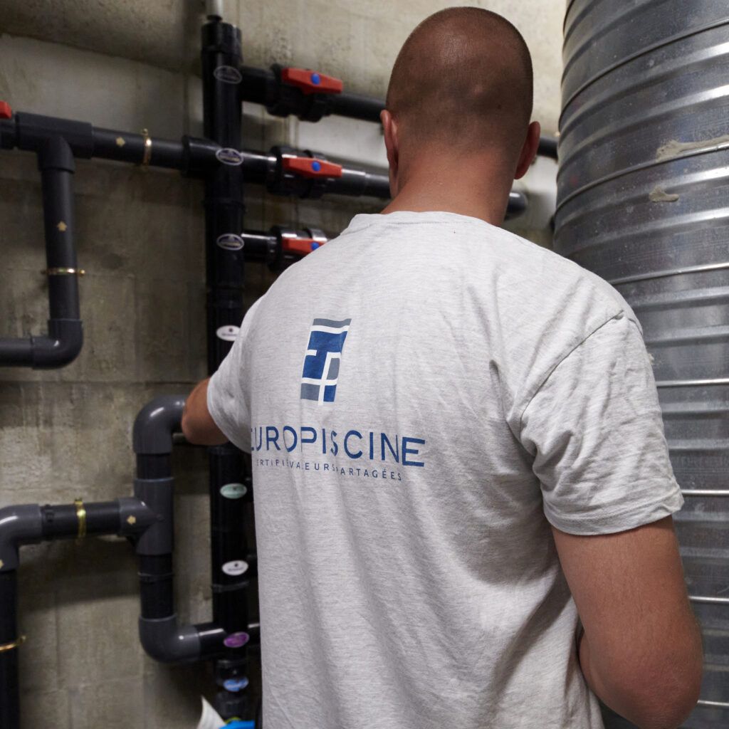 Technicien EuroPiscine pour entretenir une piscine