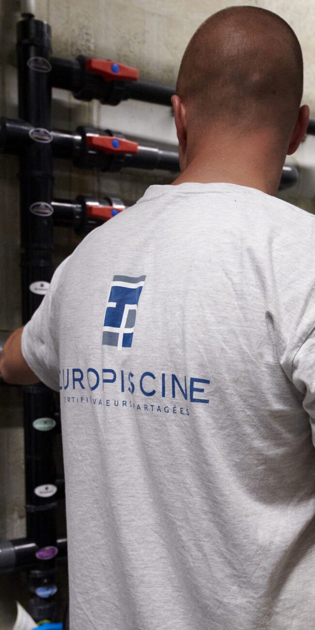 Technicien EuroPiscine pour entretenir une piscine