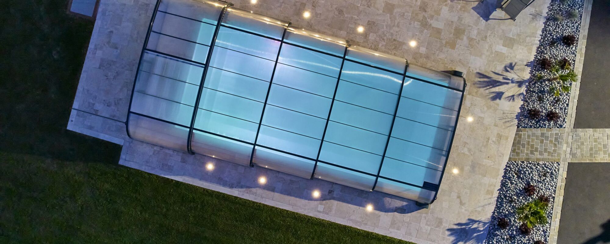 Piscine avec abri vue nocturne de dessus