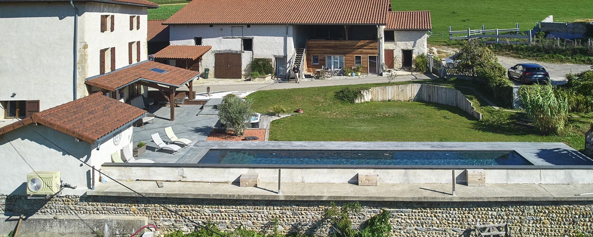 Couloir de Nage 13 x 4 m, escalier pleine largeur, margelles et plage en bois exotique