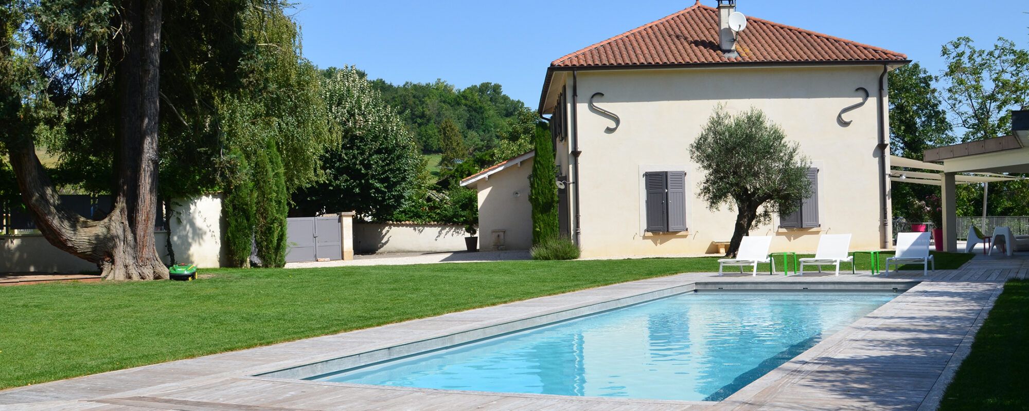 Couloir de Nage 13 x 4 m, escalier pleine largeur, margelles et plage en bois exotique