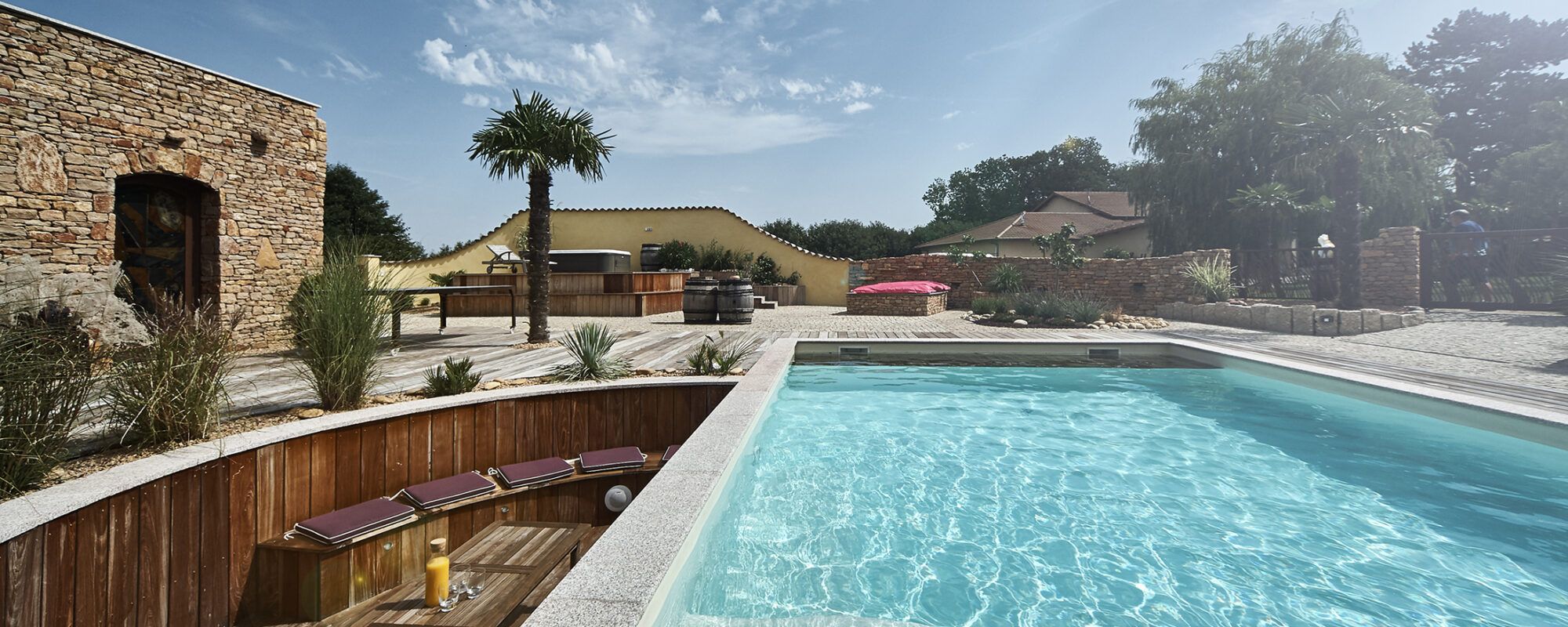 Piscine lagon et spa 5 places pour un espace wellness ultime