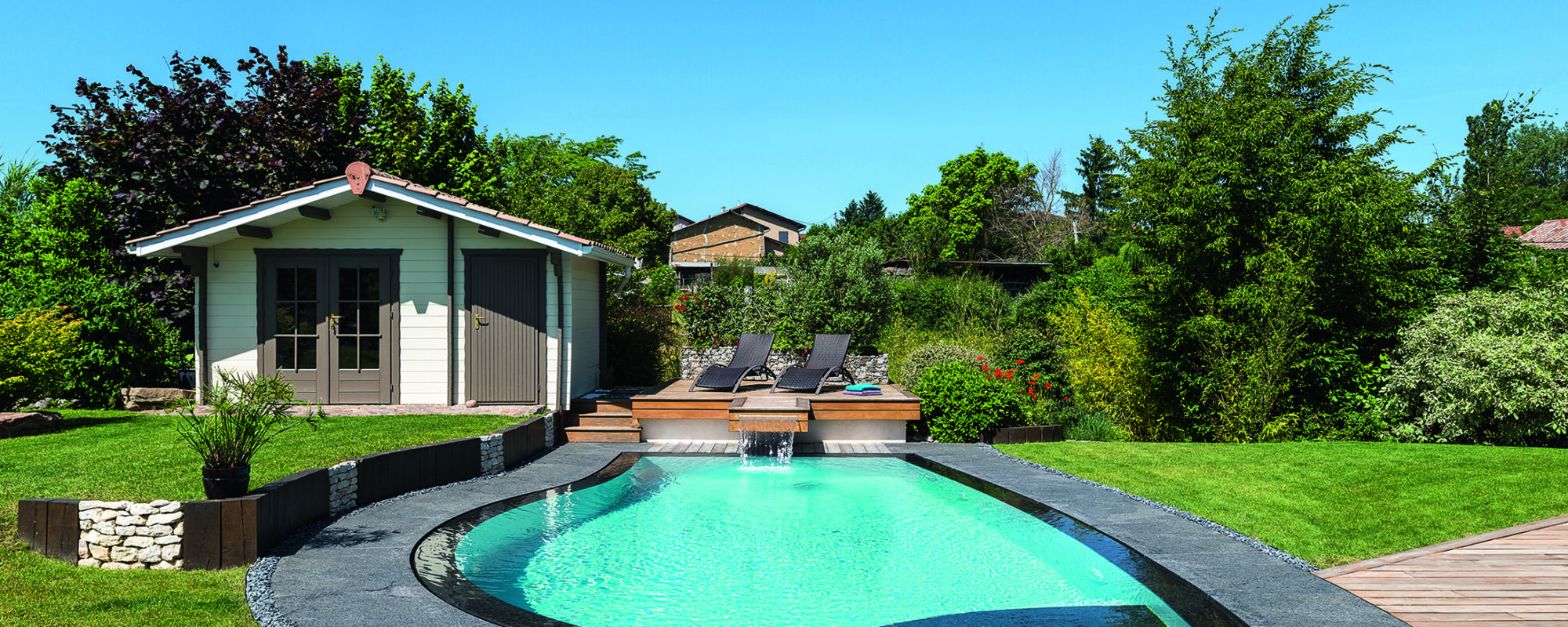 Piscine à débordement miroir forme libre sur mesure