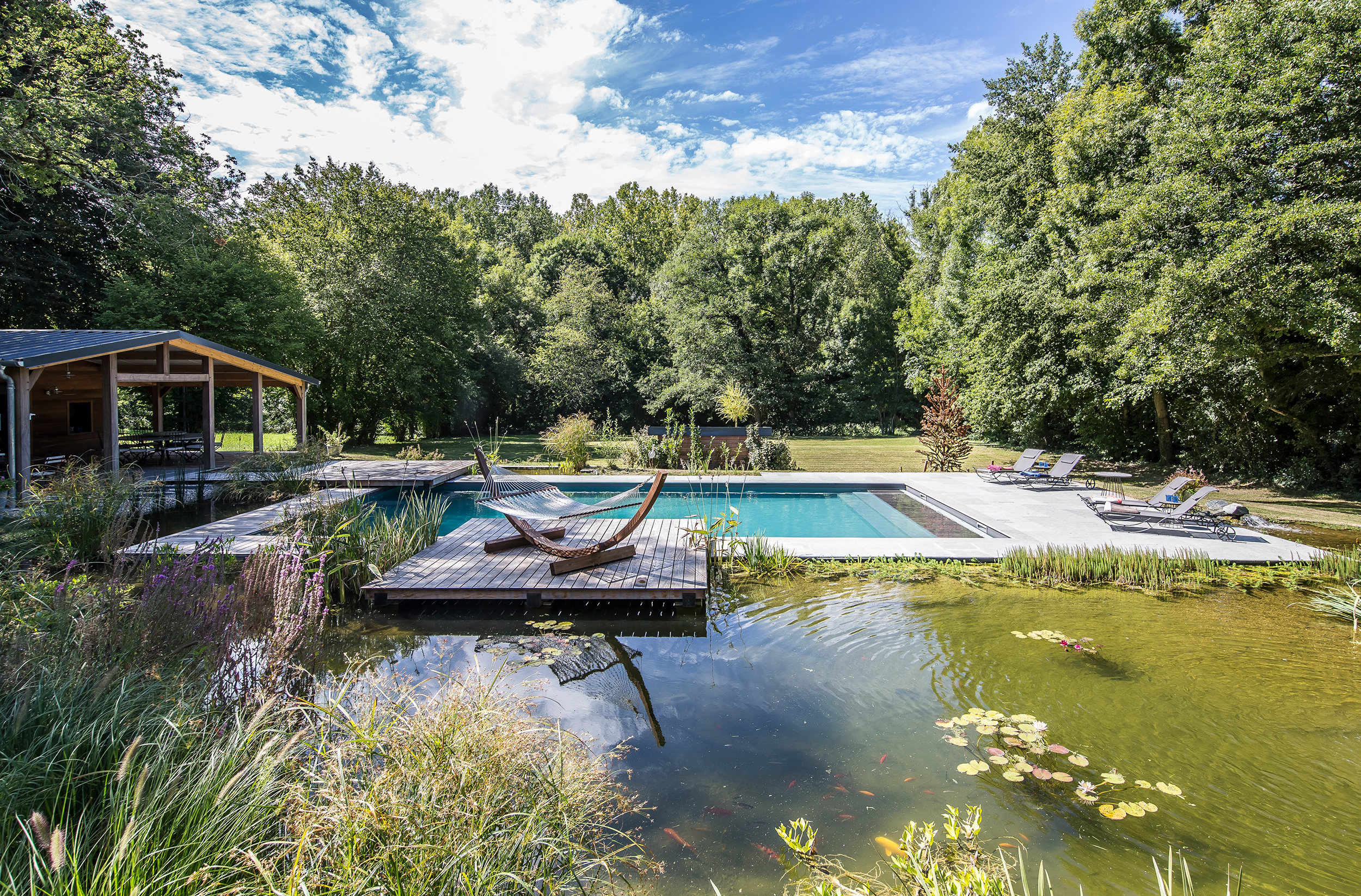Piscine naturelle avec bassin écoresponsable en Nord-Isère