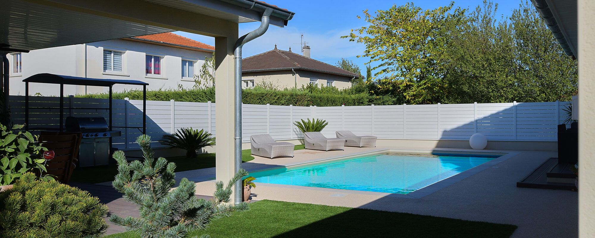Piscine de 9,00 x 4,00 m, margelles grès cérame et plage en résine