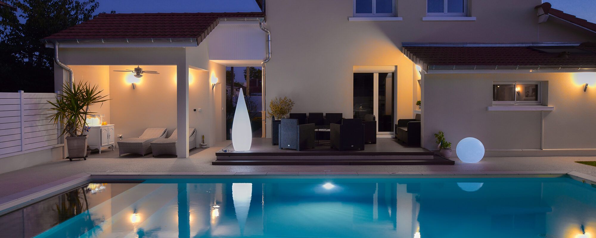 Piscine de 9,00 x 4,00 m, margelles grès cérame et plage en résine