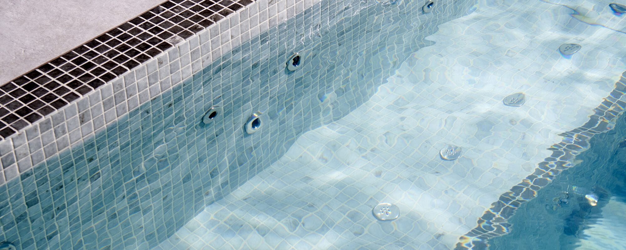 Spa sur mesure dans un espace extérieur sous abri