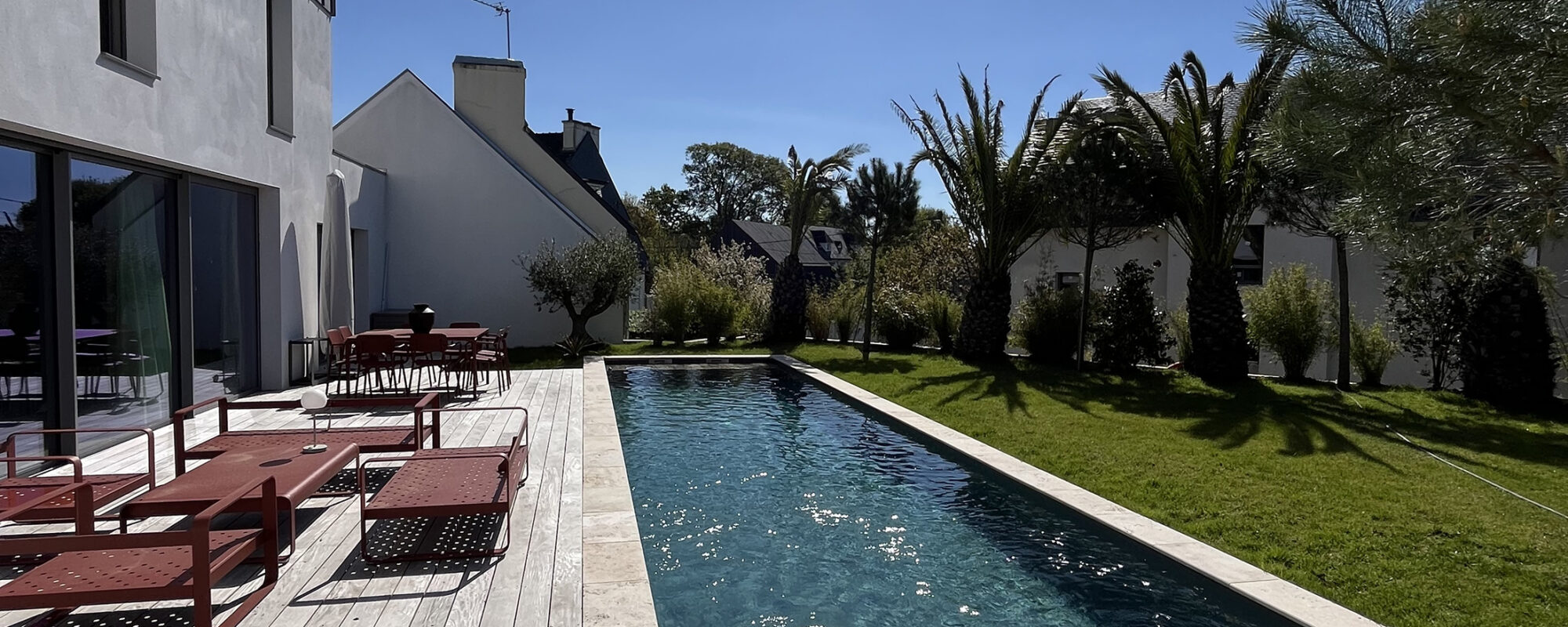 Couloir de nage de 12 x 3 m avec margelles en pierre naturelle