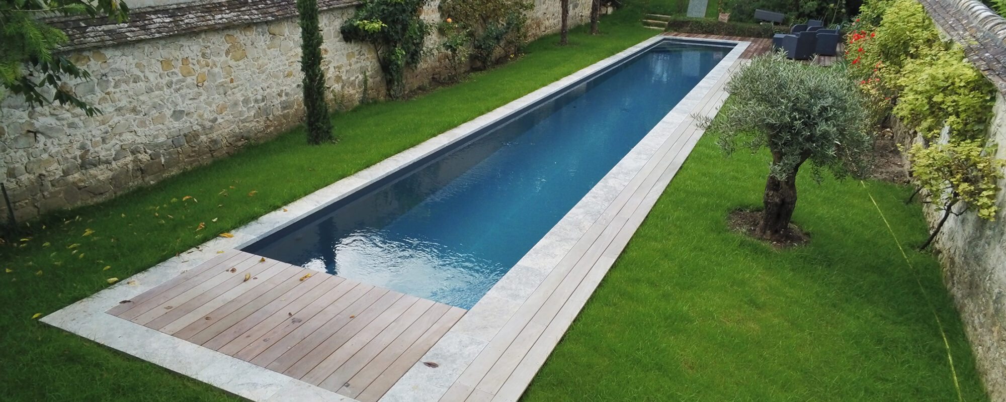 Couloir de nage de 2.50 x 19 m avec margelles en Travertin