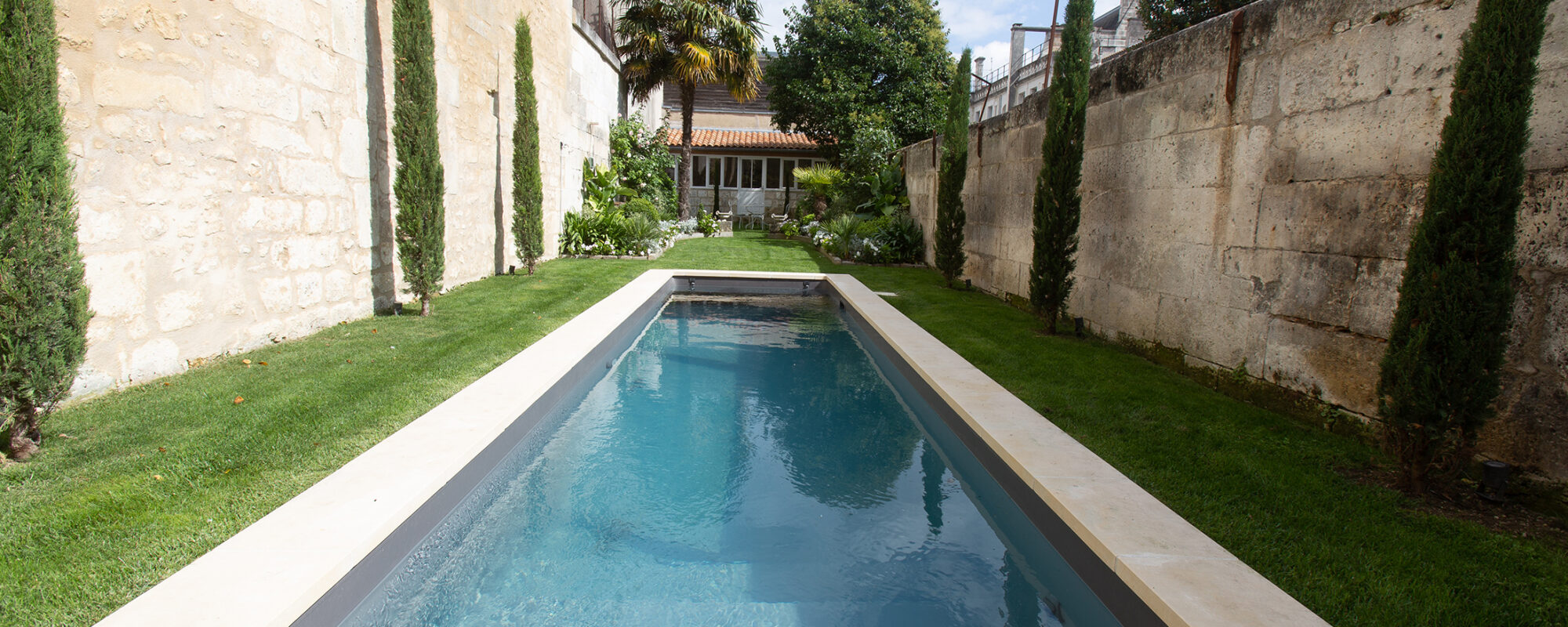 Couloir de nage esprit bassin de ville avec escalier pleine largeur