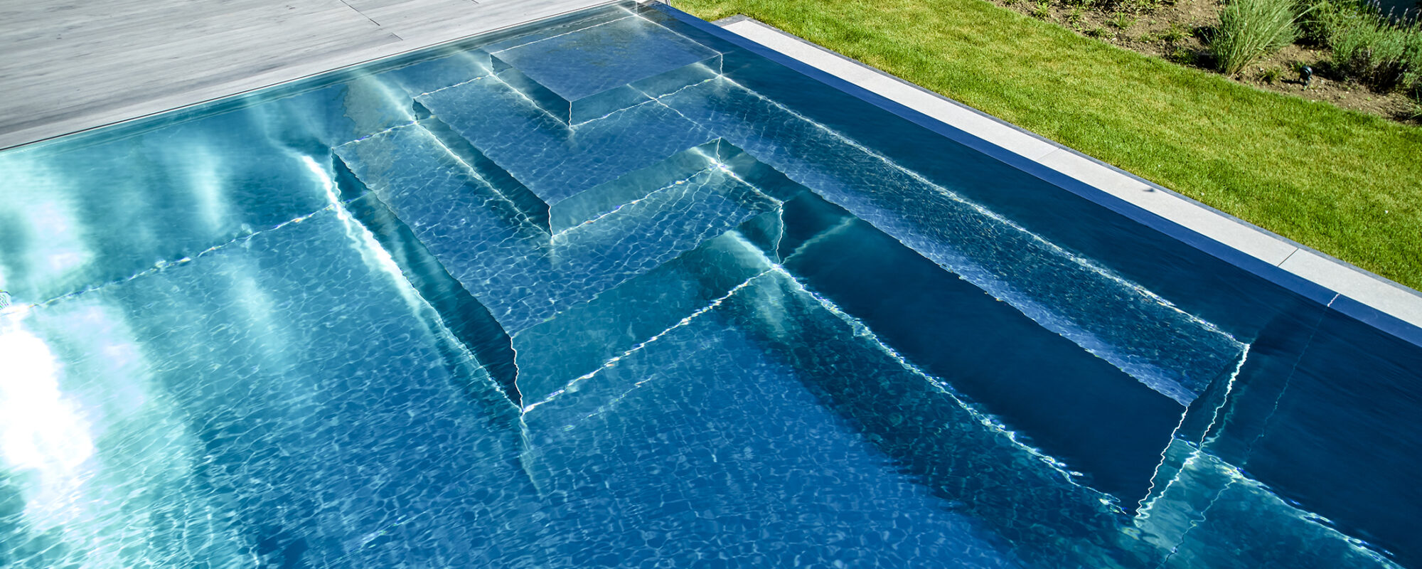 Escalier d'angle de piscine en inox