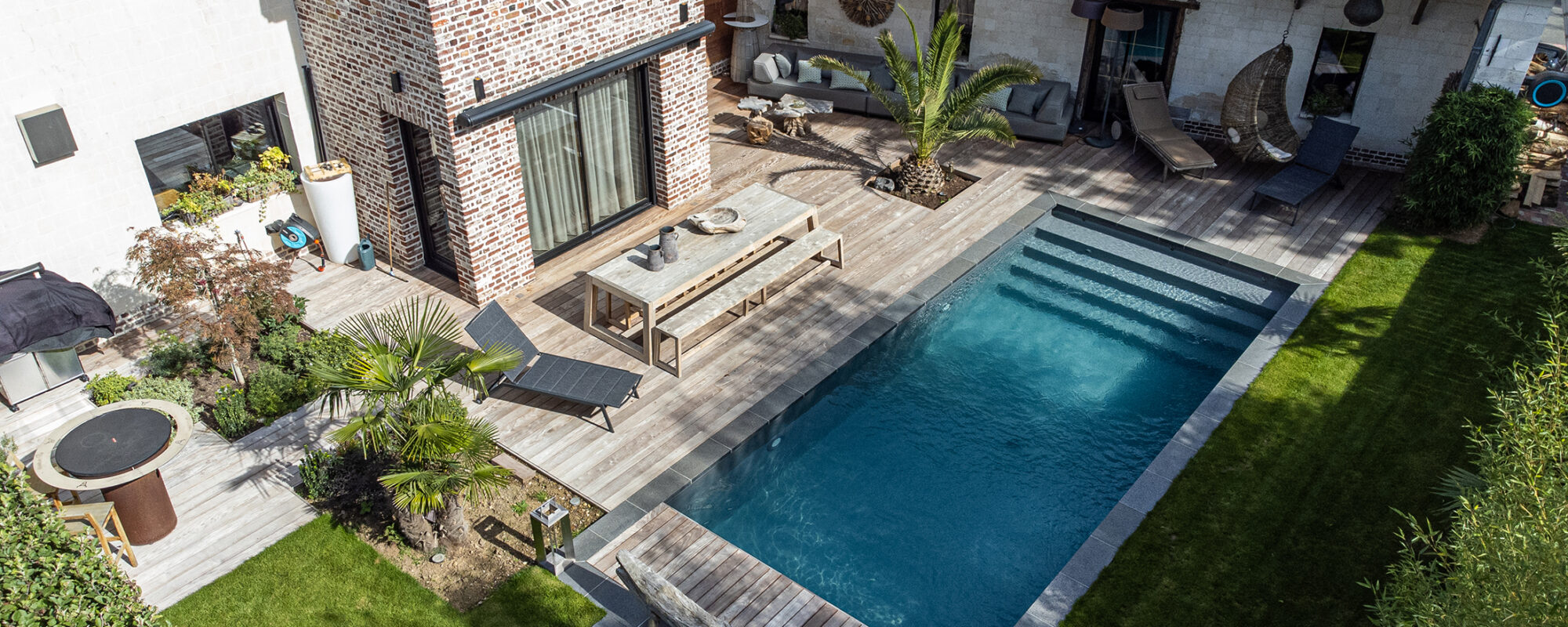 Piscine de 3.50 x 8 m avec escalier pleine largeur dans demeure de charme