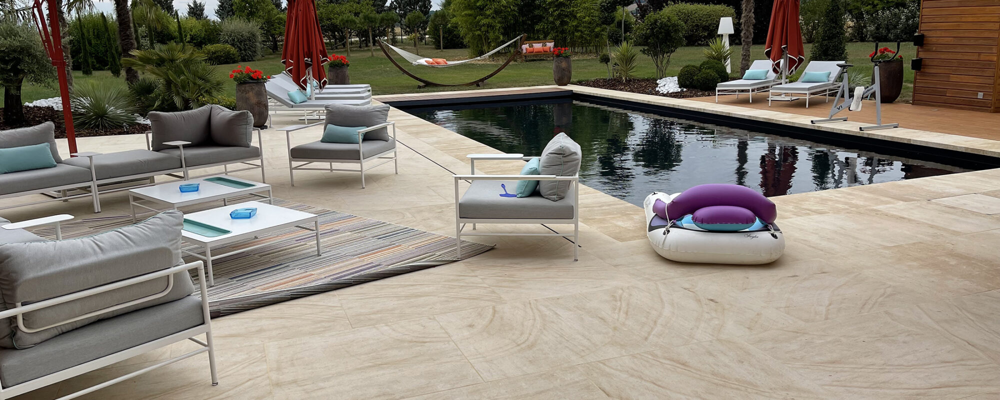 Piscine de 5x12m avec margelles et plage en pierres naturelles