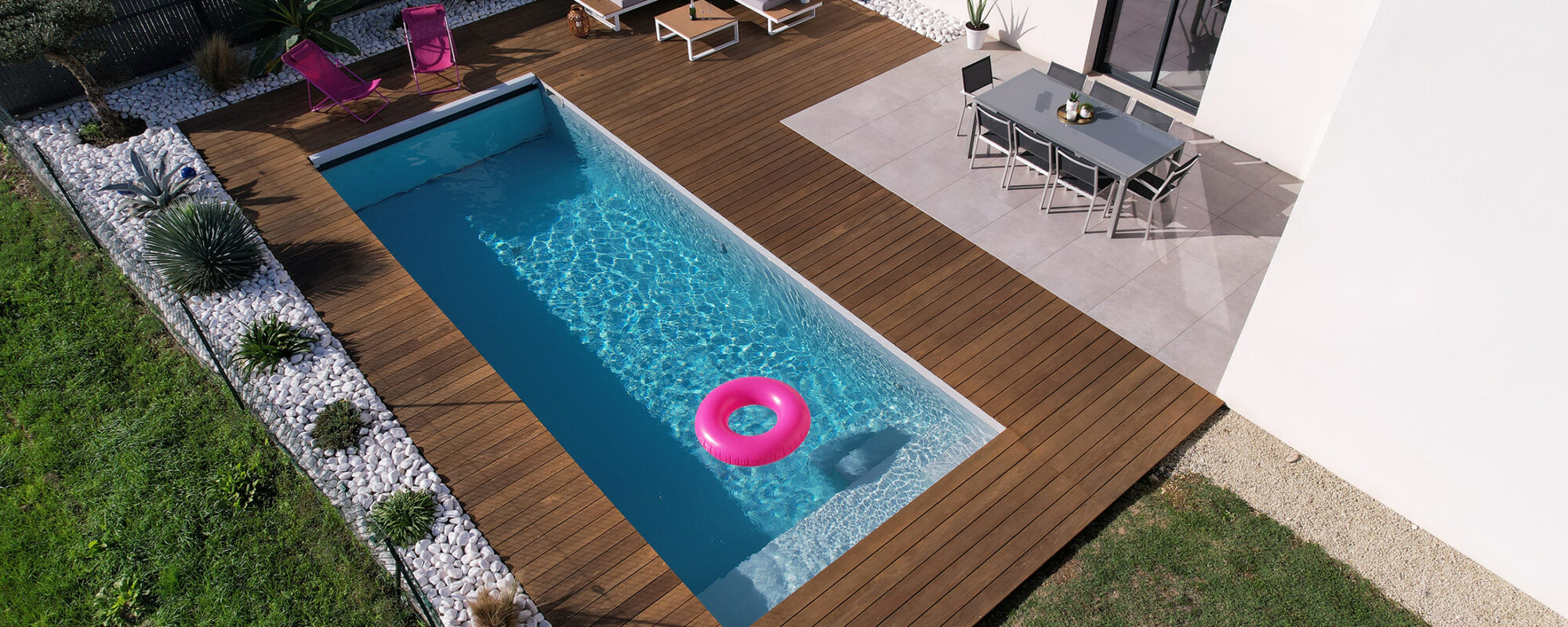 Piscine de 8 x 3 m à fond plat avec margelles et plage en bois