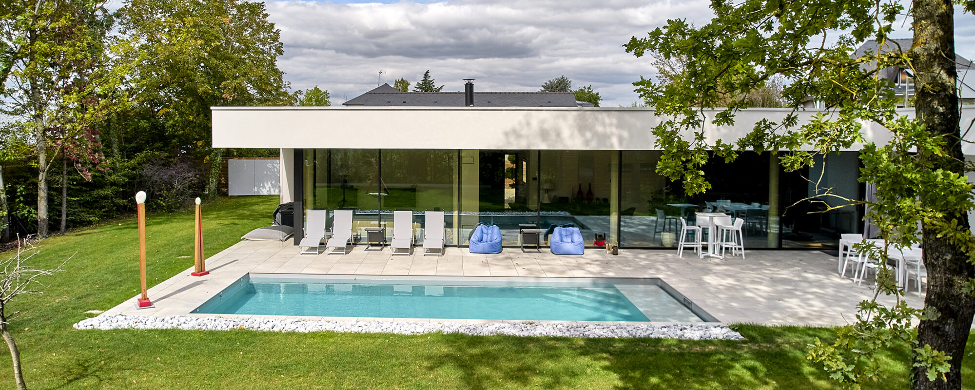 Piscine de 9 x 3.50 m avec margelles argos gris et liner gris clair