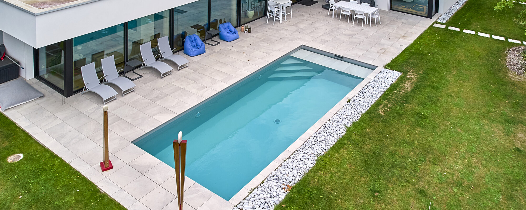 Piscine de 9 x 3.50 m avec margelles argos gris et liner gris clair