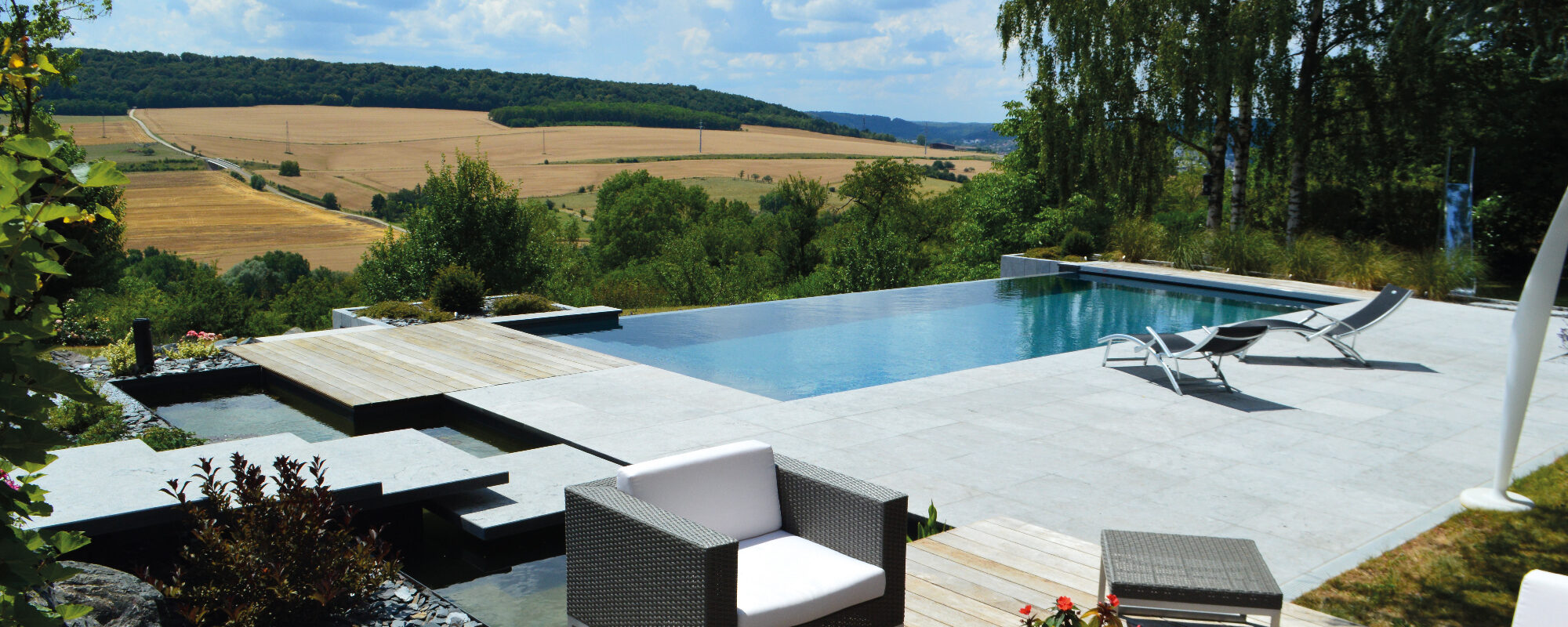 Piscine à débordement extérieure