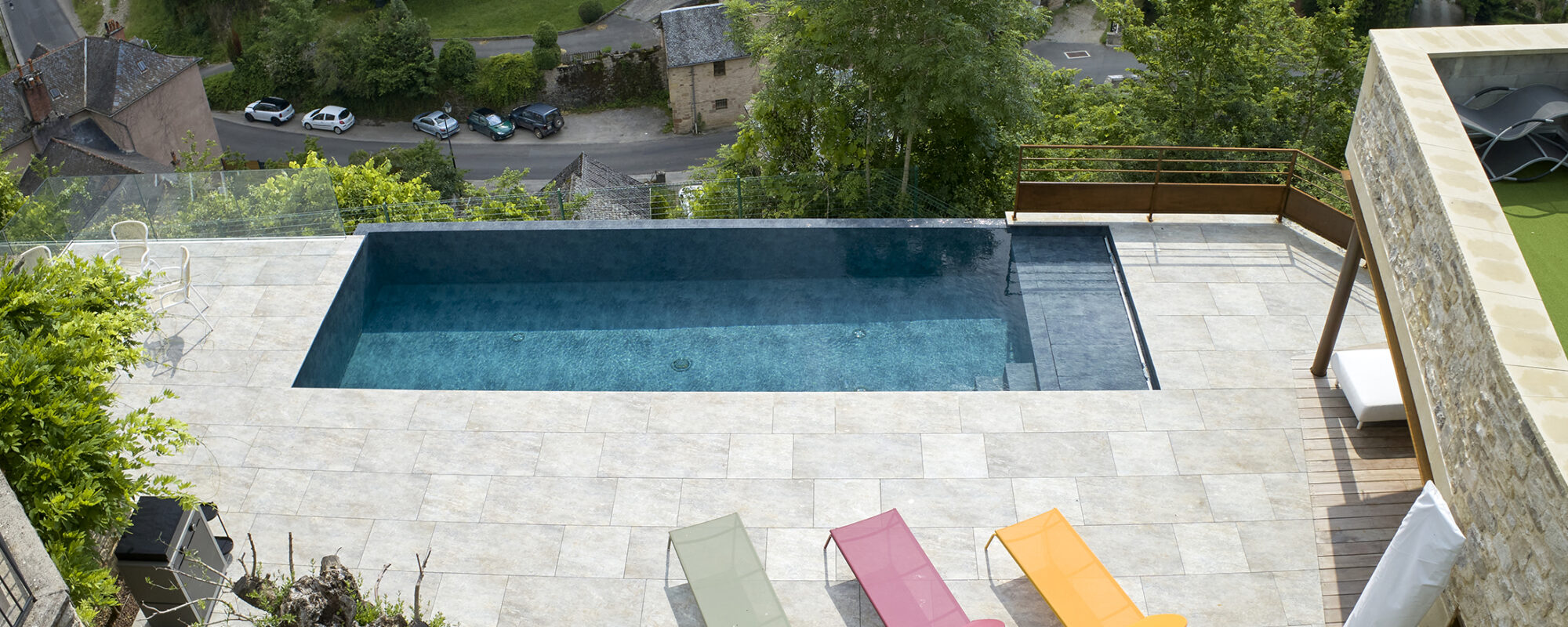 Piscine à débordement dans un site classé