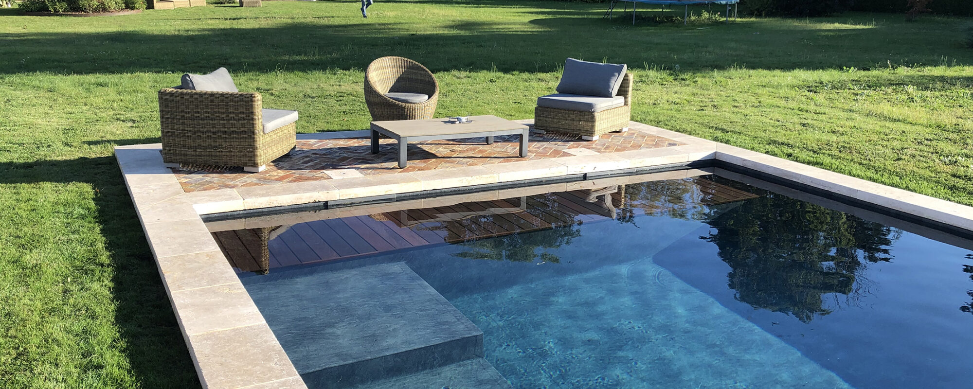 Piscine avec escalier droit d'angle et volet immergé