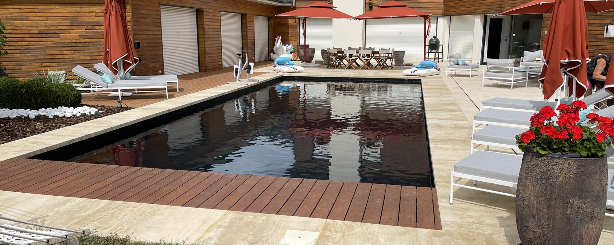 Piscine extérieure de 5 x 12 m avec margelles en pierres naturelles