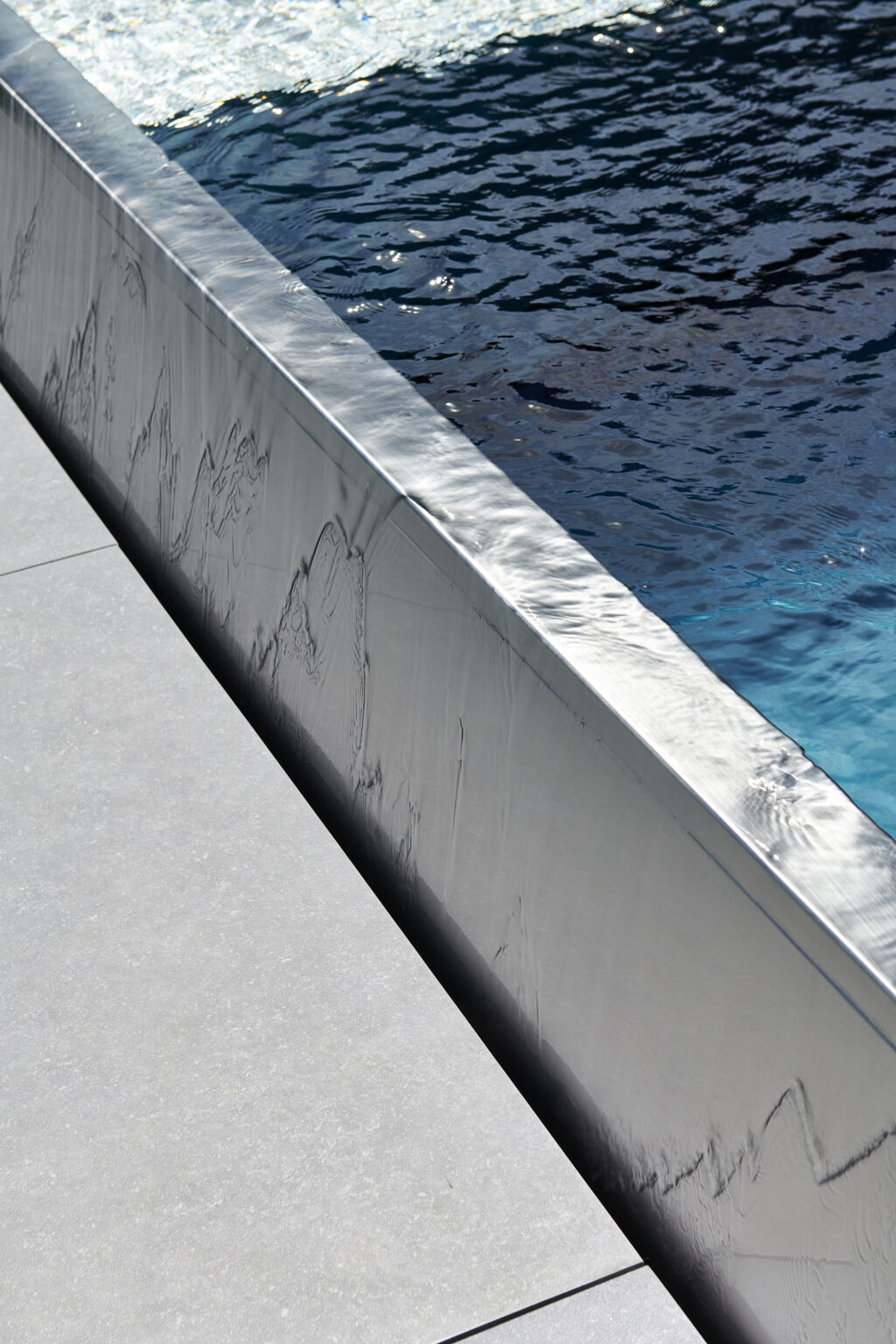 Piscine à débordement en inox