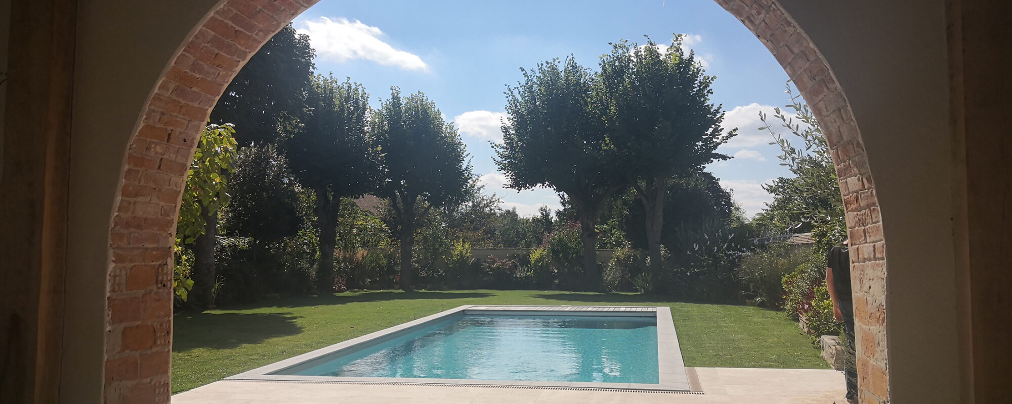 Piscine en béton de 11 x 4.50 m avec margelles en pierre naturelle