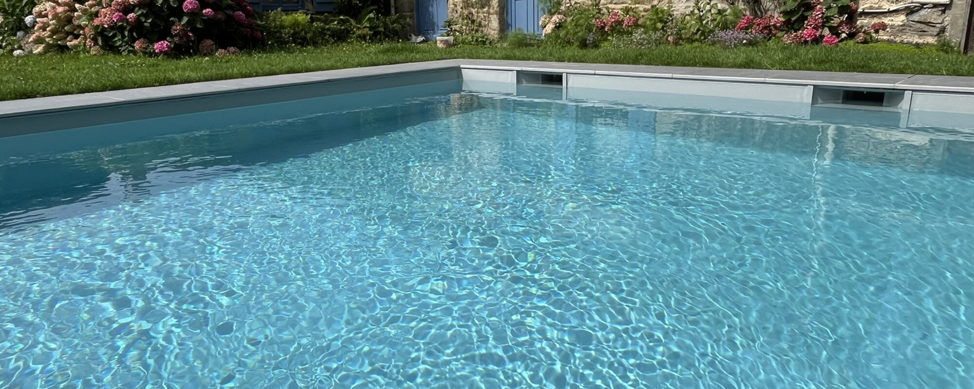 Piscine avec linger gris clair