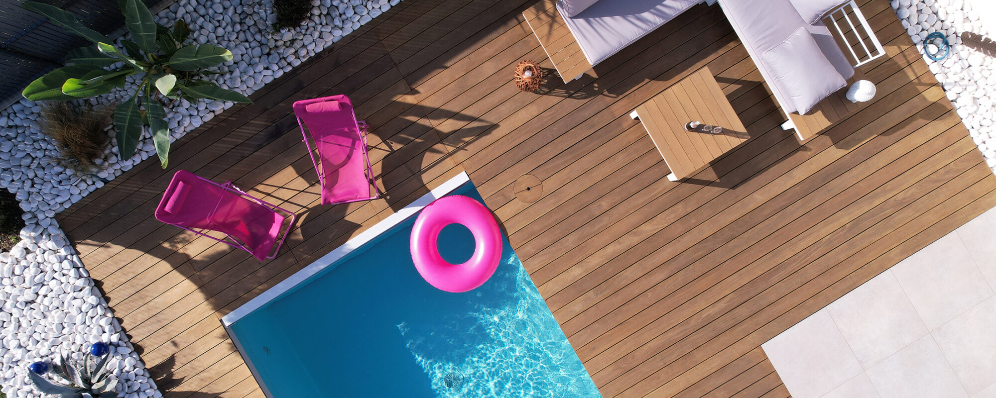 Piscine de 8 x 3 m avec margelles et plage en bois