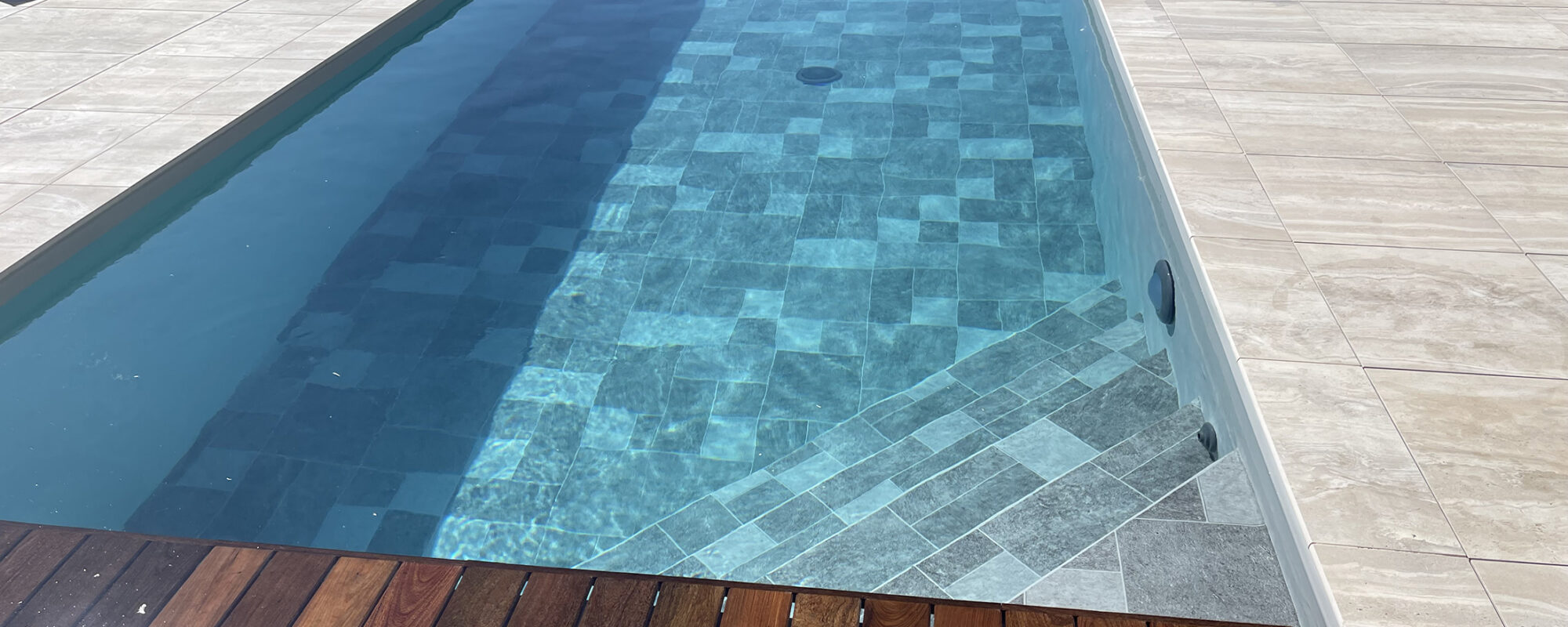 Piscine extérieure avec margelles en pierre naturelle