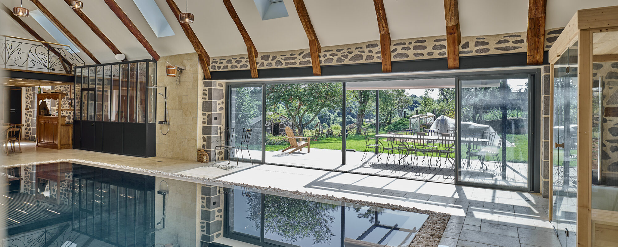 Piscine intérieure lumineuse avec grandes baie vitrées