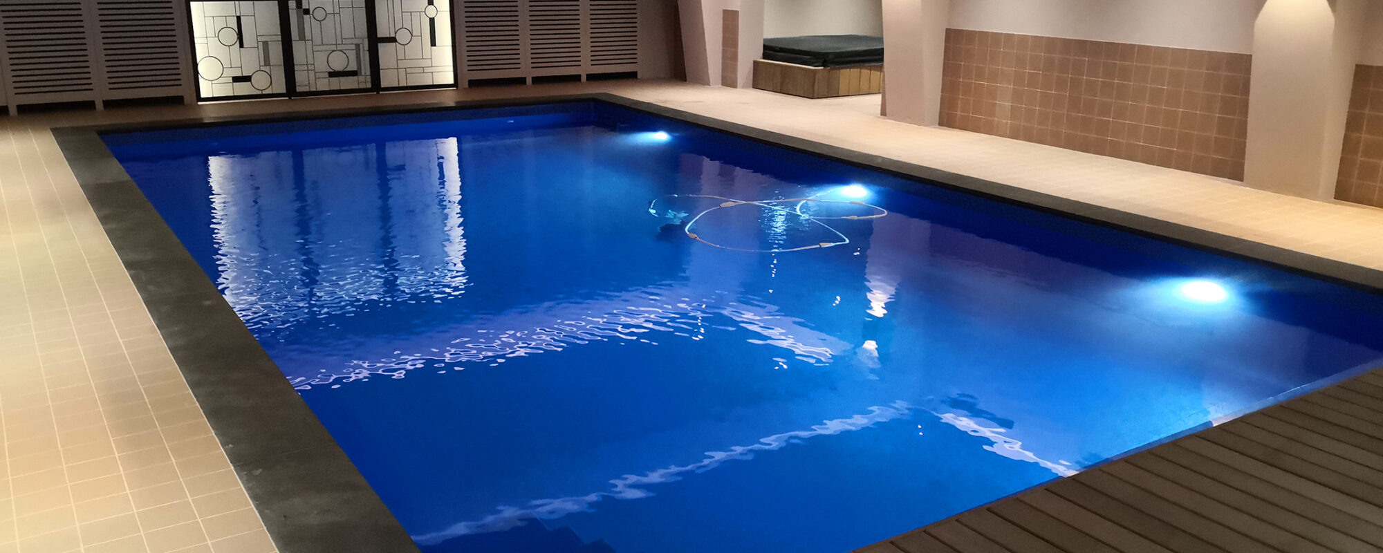 Piscine intérieure avec espace bien-être
