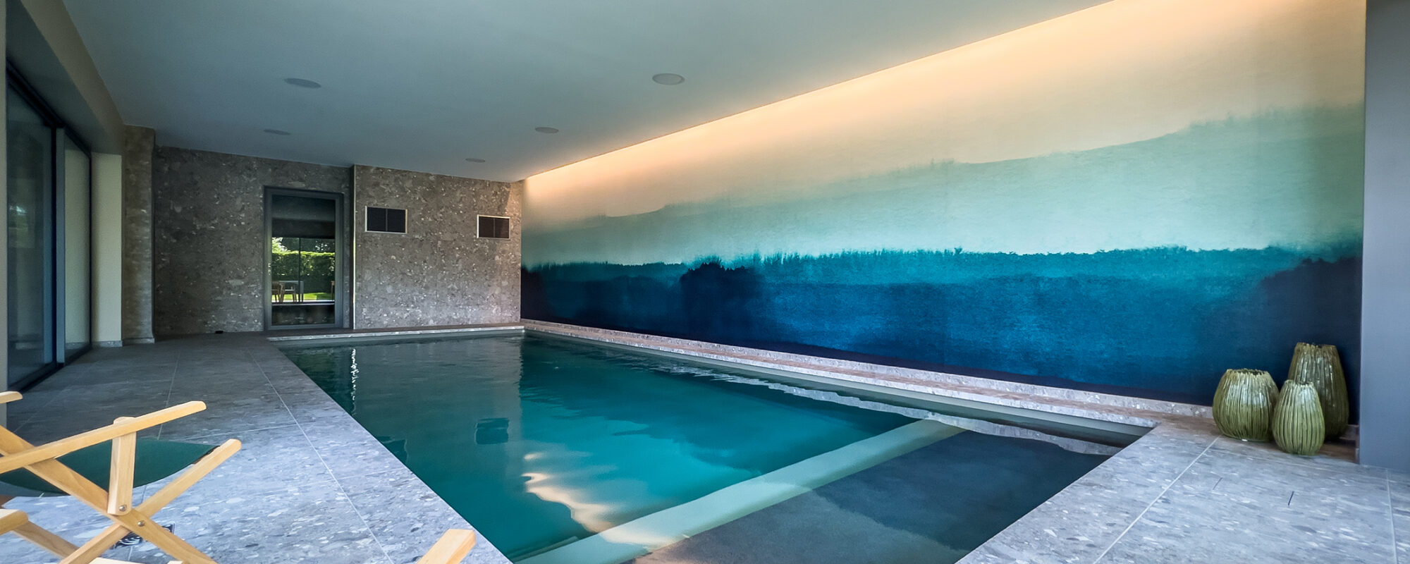 Piscine intérieure de 8.5 x 4 m avec fresque murale