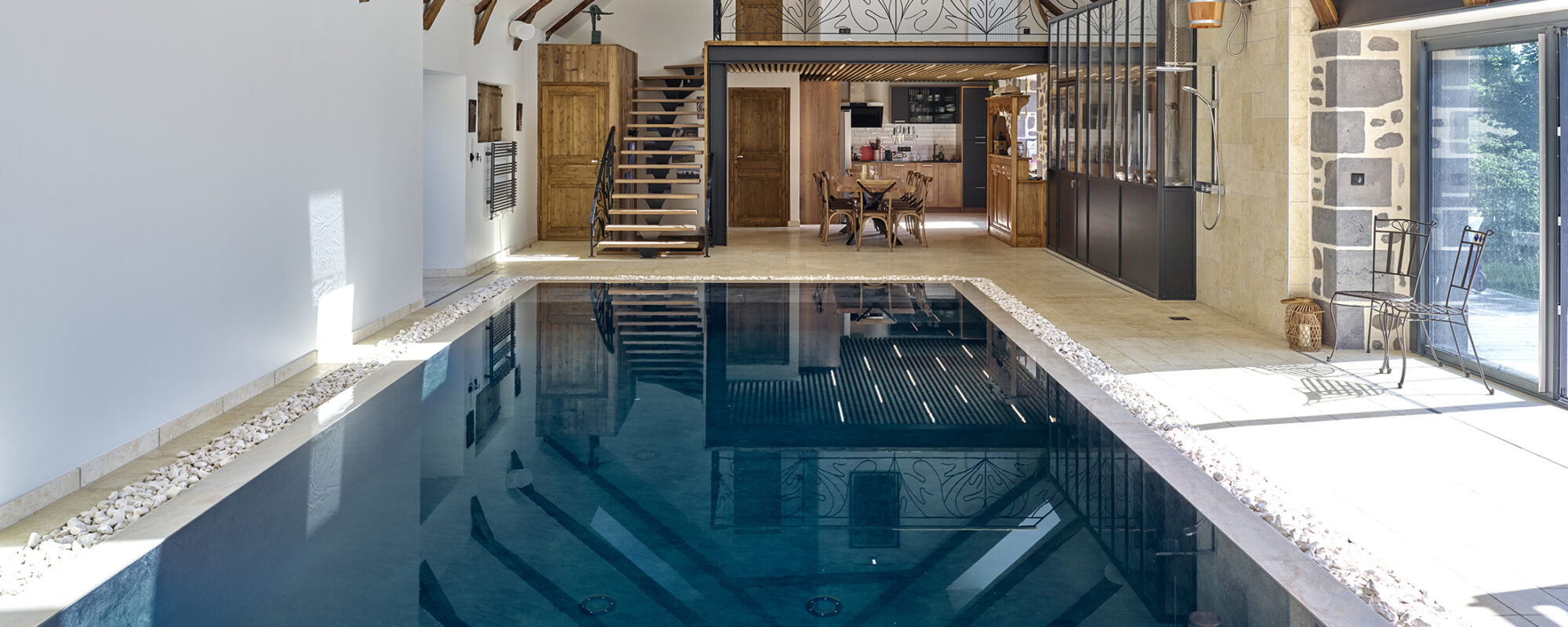 Piscine intérieure eau miroir