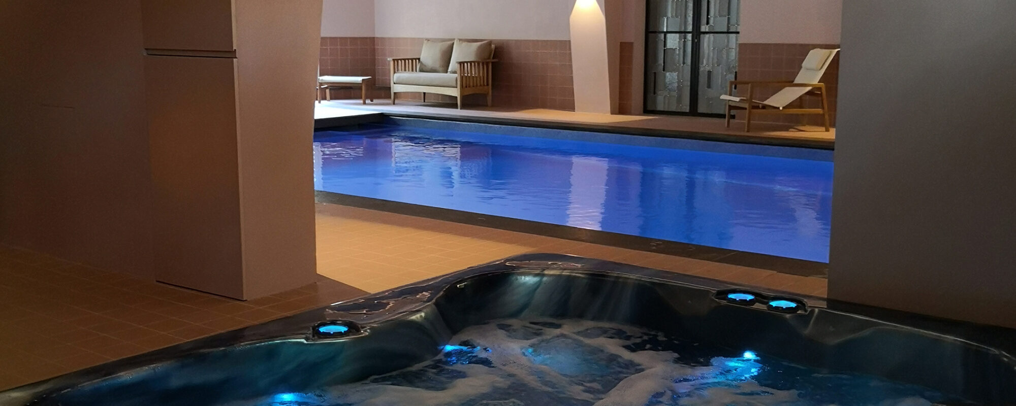 Piscine intérieure avec espace bien-être et spa