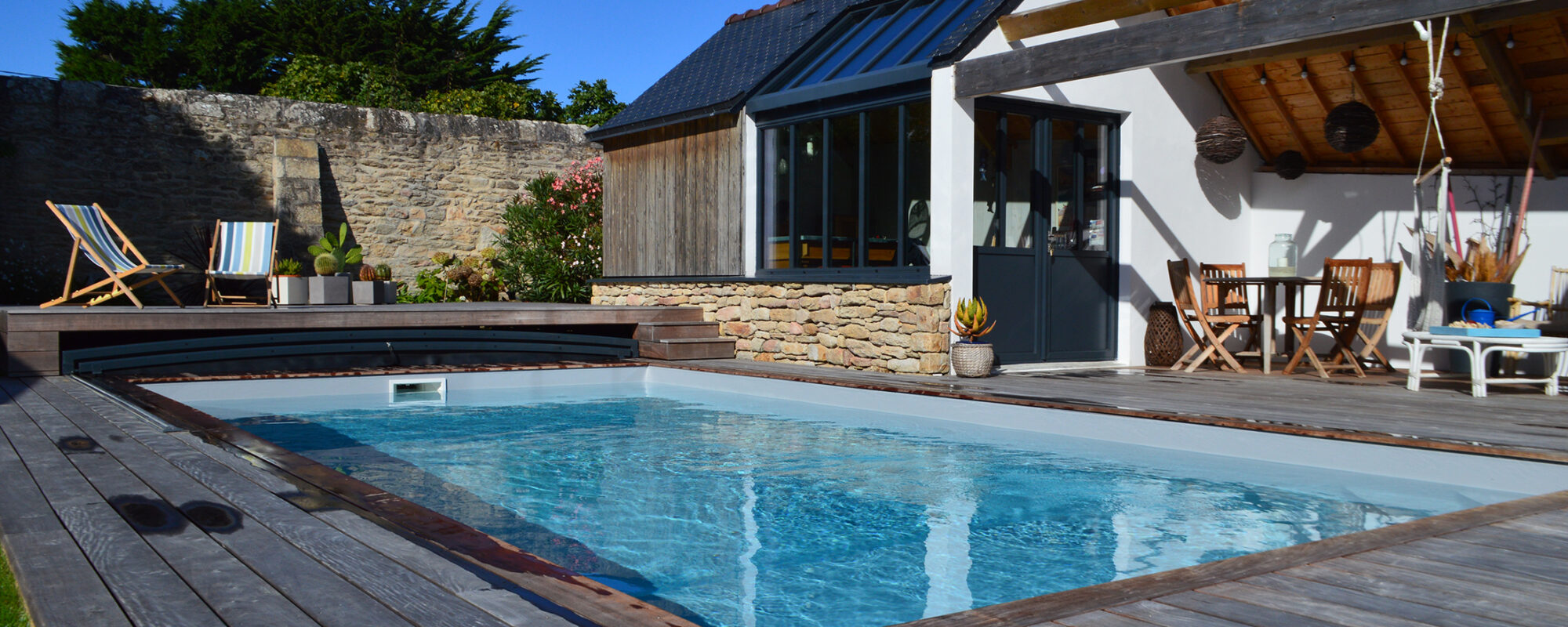 Piscine avec plage en bois et abri Outdoor