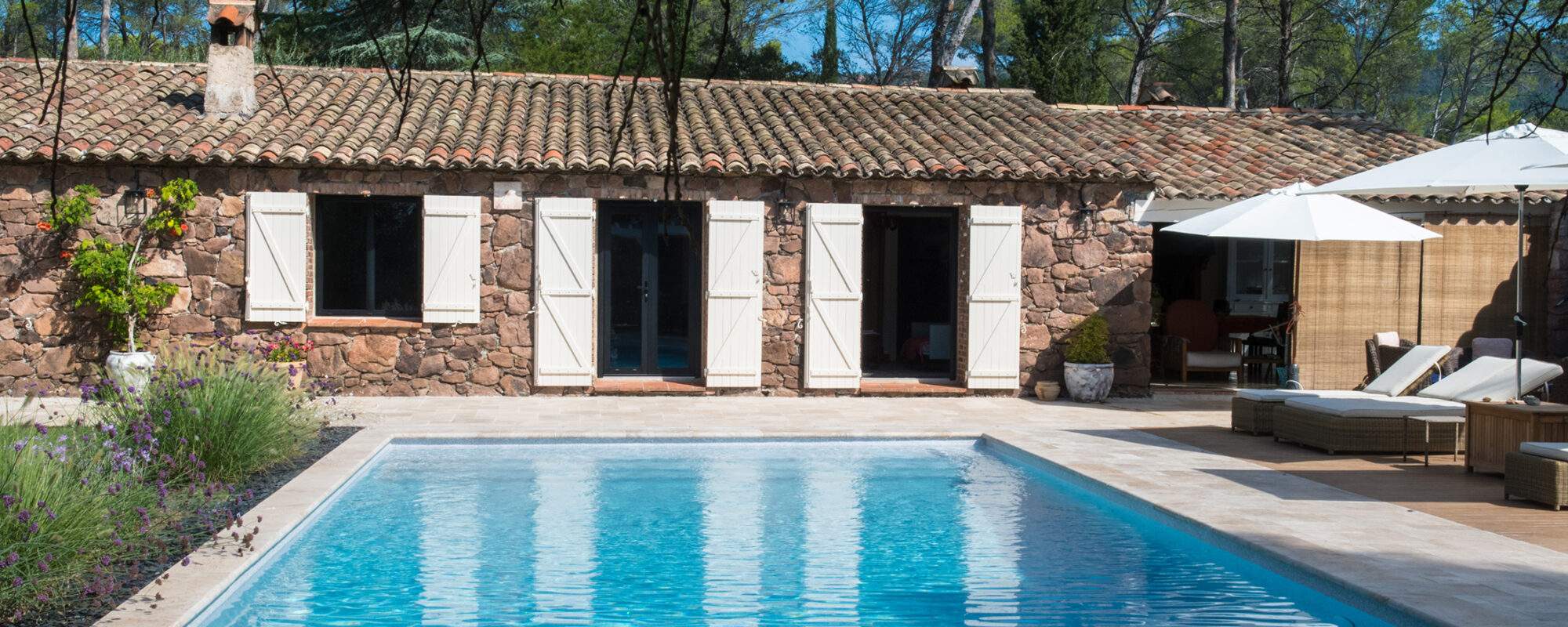 Piscine avec margelles et plages en pierre naturelle Travertin