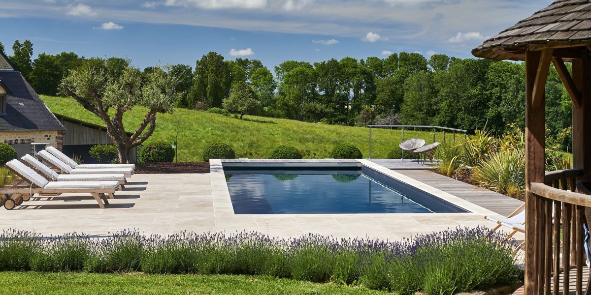 Aménagement extérieur avec piscine sans abri