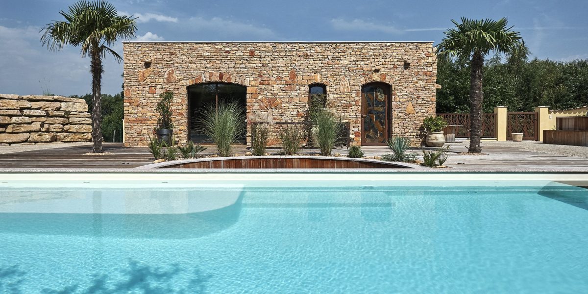 Grande piscine dans un espace extérieur minéral