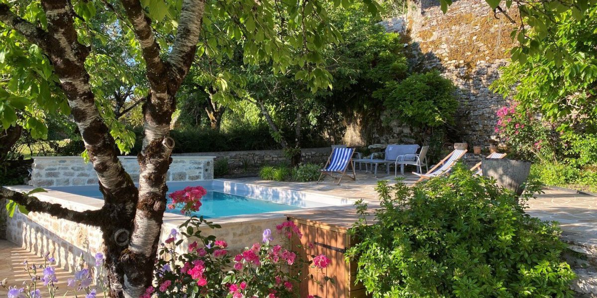 Petite piscine dans un espace extérieur minéral