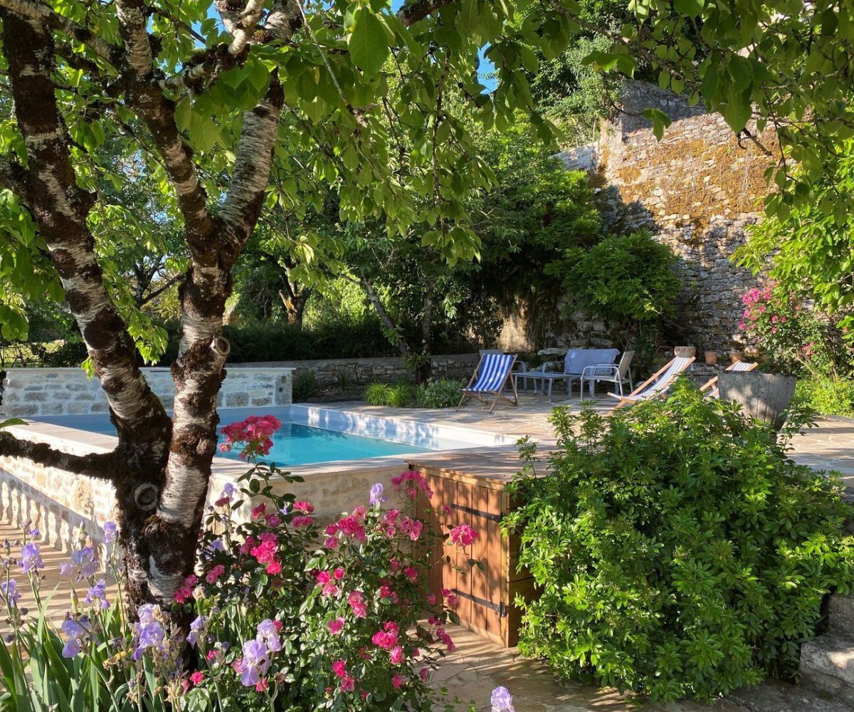 Petite piscine dans un espace extérieur minéral