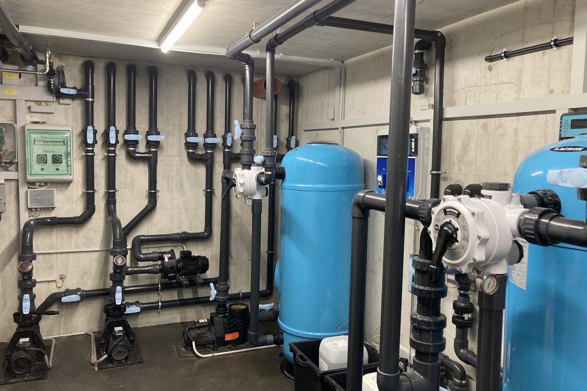 Local technique d'une piscine à débordement en inox