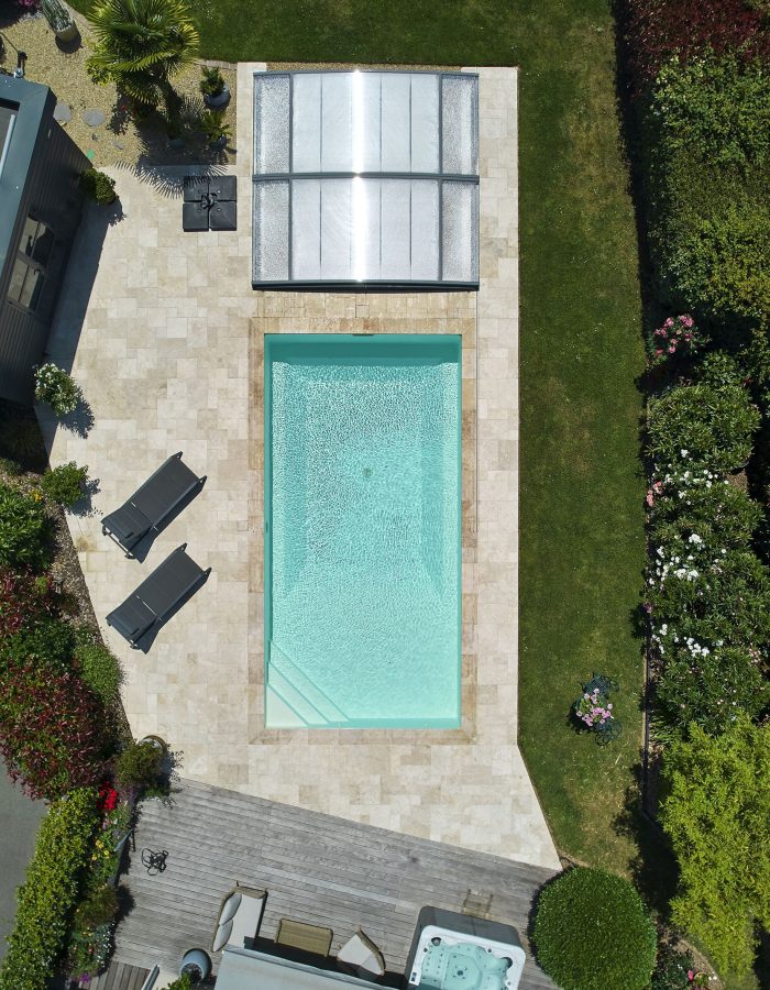 Piscine 8 x 4 m avec abri plat