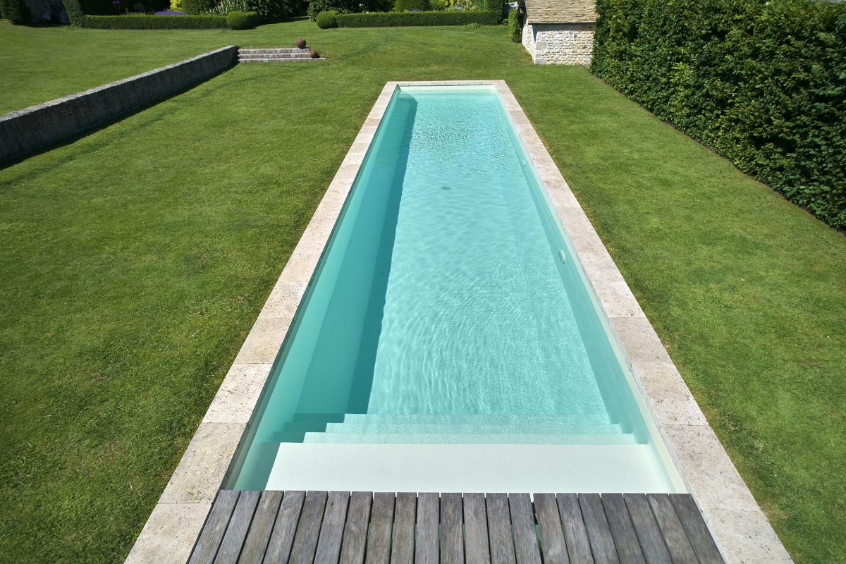 Couloir de nage avec margelles en pierre