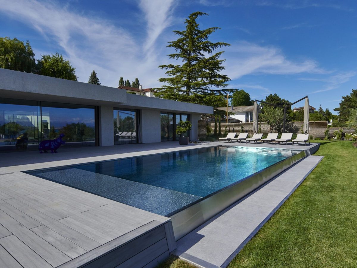 Piscine à débordement en inox