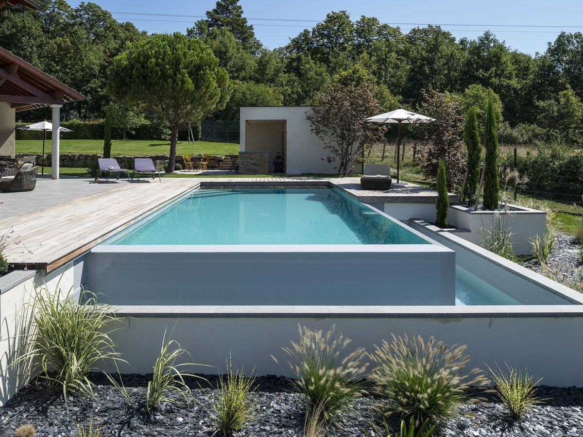 Piscine a débordement avec jardin