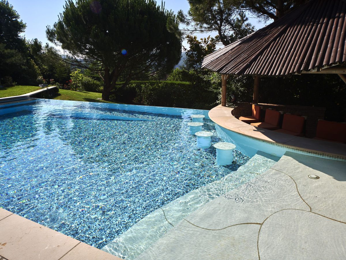 Piscine lagon à débordement