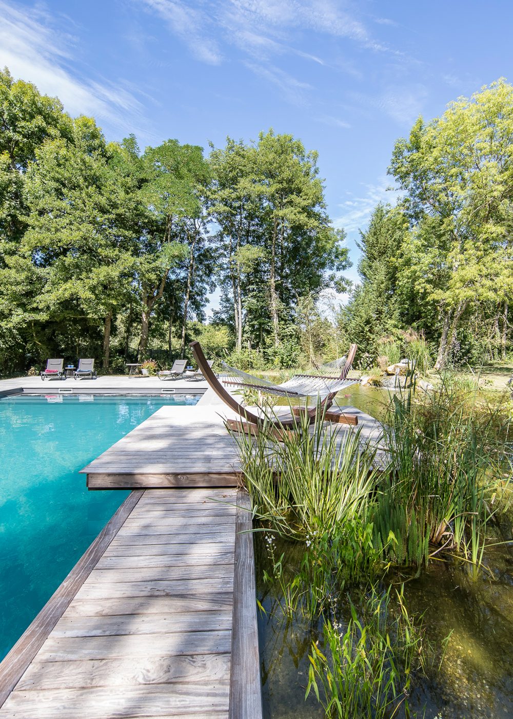 Piscine naturelle de détente avec bassin sauvage à Bourgoin-Jallieu
