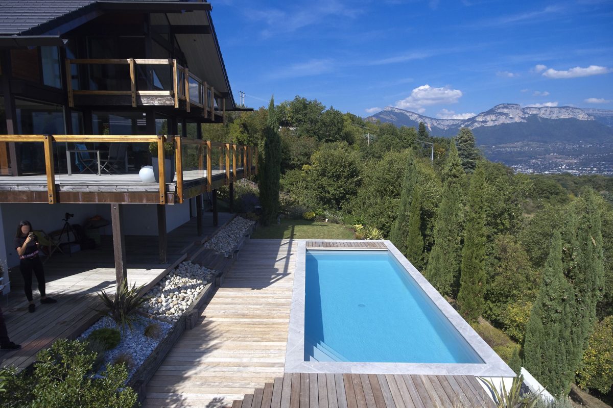 Piscine rectangulaire avec escalier d'angle